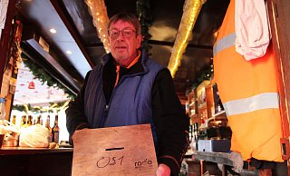 Budenbesitzer Jürgen Scheffler zeigt seine beschmierte Holzkiste. - Louisa Rabeneick