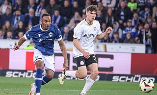 Noah Sarenren Bazee (l.) erhöht für Arminia Bielefeld gegen den SV Wehen Wiesbaden auf 3:1. - Oliver Krato