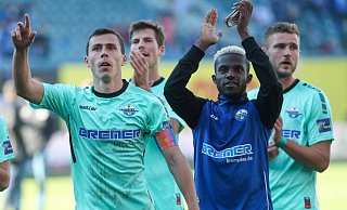 SCP-Kapitän Ron Schallenberg (l.) und Startelf-Debütant Richmond Tachie feiern mit ihren Teamkollegen den Sieg in Rostock. - Imago Images