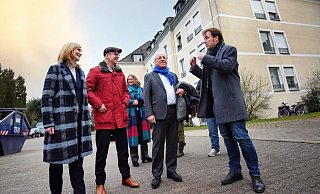 Ingo Nürnberger (2 v.l.) und Pit Clausen (3. v.l.) lassen sich von Sabine Kubitza und Oliver Klingelberg von der BGW erklären, was in den nächsten Jahren im Zedern-Quartier passieren wird. - Barbara Franke