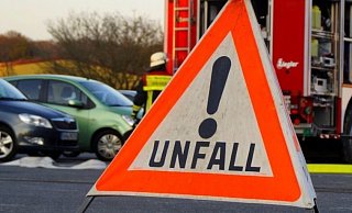 Die Polizei sucht nach einem Mann, der mutmaßlich eine ältere Mercedes-A-Klasse fuhr. - Symbolbild: Pixabay