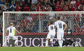 Der Italiener Jorginho (l) vergab einen Elfmeter. - Foto: Jean-Christophe Bott/KEYSTONE/dpa