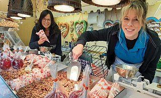 Der Preise auf der Kirmes: „Moderat erhöht“, sagen Nicole Röleke (l.) und Larissa Bödefeld. Sie verkaufen die 100-Gramm-Mandeltüte für vier Euro. - Dieter Scholz