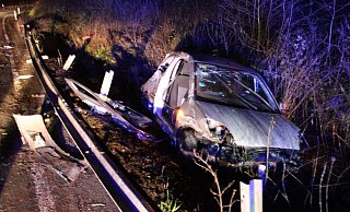 Der Ford Fiesta überschlug sich zweimal an der Osningstraße, bevor der Wagen im Straßengraben liegenblieb. Foto: Polizei - Polizei