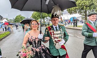 Auch im strömenden Regen behält das Königspaar Mark und Verena Heinemann seine strahlende Ausdruckskraft. - Burkhard Battran