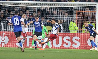 Arminia Bielefelds Verteidigung um Maximilian Großer (Mitte) stand gegen den Hamburger SV sehr kompakt. - Oliver Krato