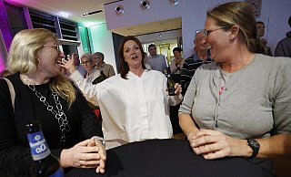 Jubel über das bestätigte Ergebnis von vor fünf Jahren in Verl: CDU-Spitzenkandidatin Gabriele Nitsch (Mitte) gewann 58,99 Prozent der Stimmen. - Roland Thöring