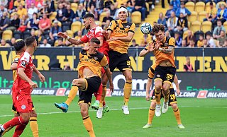 Gerrit Gohlke (Mitte) und Arminia Bielefeld unterliegen Dynamo Dresden zum Auftakt in die 3. Liga. - Oliver Krato