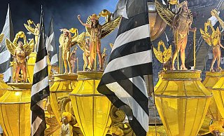 Die Schule «Botafogo Samba Clube» machte den Anfang beim farbenfrohen Spektakel. - Philipp Znidar/dpa