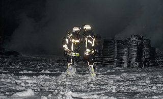 Großer Einsatz: Feuerwehrleute bei den Löscharbeiten an der Fabrikstraße. Sie gingen mit Schwerschaum gegen die Flammen vor. - Christian Mathiesen