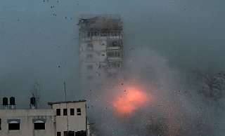 Rauch und Flammen steigen auf, nachdem israelische Streitkräfte ein Hochhaus in Gaza-Stadt angegriffen haben. - Ali Hamad/APA Images via ZUMA Press Wire/dpa