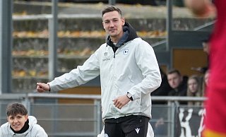 Arminia Bielefelds U21-Trainer Oliver Döking ist guter Dinge vor dem Spiel gegen Dortmund. - Peter Unger