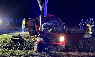 Das Fahrzeug war mit der Beifahrerseite gegen den Baum geprallt. - FFW Borgentreich