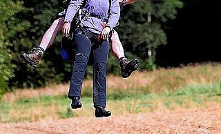 NW-Volontärin Jessica Kleinehelftewes (vorn) und ihr Begleiter Frank Fährenkämper setzen sanft zur Landung an. - FOTO:TYLER LARKIN