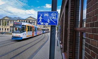 Das Schild in der Carl-Schmidt-Straße macht den Weg frei für Tempo 20.  - Andreas Zobe