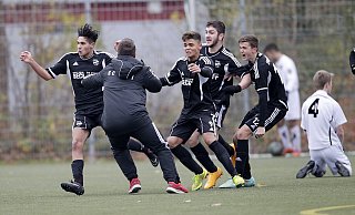 Nach dem Treffer von Kubilay Arayan (l.) gab es für Verls Trainer Björn Hollenberg kein Halten mehr. Mit ihm gratulierten Markus Baum, Fatih Tekke und Deniz Aygün (v.r.). - FOTO: HENRIK MARTINSCHLEDDE