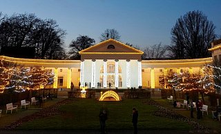 200.000 Lämpchen glühen bei den "Weihnachtlichen Lichtern" im Kurpark Bad Oeynhausen an Häusern und Bäumen. - Peter Hubbe/Staatsbad