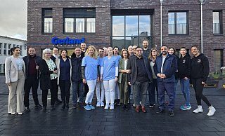 Ibrahim Kus (sechster von links) und Familie im Kreise aller ihrer neuen Mieter und Mieterinnen, die sich der Gesundheit verschrieben haben. ?Fotos: Silke Derkum-HomburgNeues Ärztehaus an der Engerstraße 39alle Mieter und Ibrahim Kus - Silke Derkum-Homburg