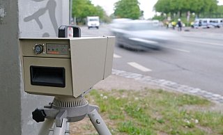Lieber ans Tempolimit halten, dann macht der Kasten am Wegesrand auch kein teures Foto. - Sebastian Willnow/dpa