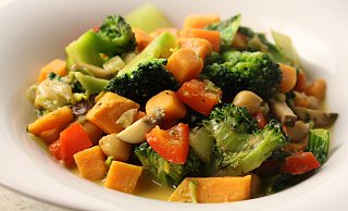 Lecker und farbenfroh: Wok-Gemüse auf vegane Art. - Carina Glöckner