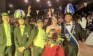 Der Beigeordneter Andreas Niggemeyer, der alte Stadtkönig Daniel Otto und Bürgermeister Tobias Scherf gratulieren dem neuen Stadtkönigspaar Carolin und Magnus Berlage aus Hohenwepel. - Burkhard Battran