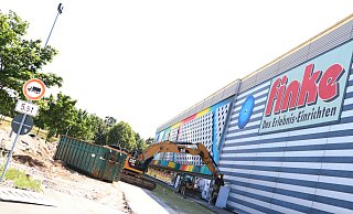 Das Finke-Möbelhaus mit der markanten bunten Fassade wird ab Montag abgerissen. - Holger Kosbab