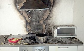 Durch die starke Hitzeeinwirkung platzte der Putze von Wand und Decke. - Feuerwehr Altenbeken