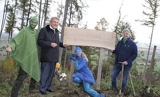 "Bäume fürs Leben": Zusammen mit dem Initiator der Aktion, Paul Gauselmann, freuen sich Herr Wald (Markus Bölling), Frau Wasser (Wibke Wackermann) und Heiner Raupsch (r.) über die beispielgebende Initiative des heimischen Unternehmers. - Klaus Frensing