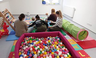 Bällebad und Rutsche: Im Krabbelzimmer finden auch die jüngsten Scherfederinnen und Scherfeder im Dorfgemeinschaftshaus ihren Platz. - Dieter Scholz