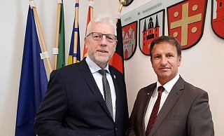Wenig gute Zahlen: Kreiskämmerer Gerhard Handermann und Landrat Michael Stickeln präsentierten ihren Haushaltsplan für den Kreis Höxter. - David Schellenberg