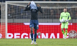 Paderborns Ilyas Ansah zieht sich nach dem Schlusspfiff vor lauter Verzweiflung das Trikot über den Kopf. - picture alliance/dpa