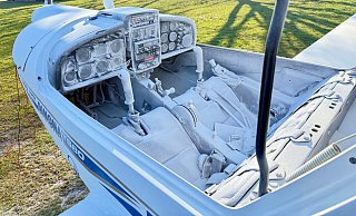 Der Blick ins Cockpit, das mit schneeweißem Löschpulver überzogen ist. - LSV/Mark Lohe