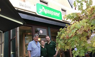 Michael Löhr (v.l.), Sarah Schümann und Patrick Luther bilden das neue Kern-Team der Gaststätte Ausspann an der Kasseler Straße. - Marc Schröder