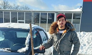 Mousa Kotipa mit der Schaufel neben seinem Fiat. - NW