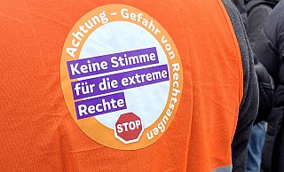 Auf einer Warnweste trägt ein Demoteilnehmer das Motto der Bielefelder Großkundgebung. - Stefan Brams Auf einer Warnweste trägt ein Demoteilnehmer das Motto der Bielefelder Großkundgebung. - Stefan Brams