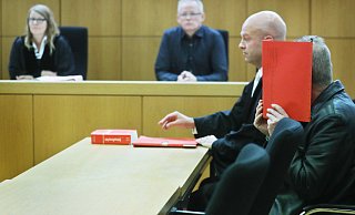 Neben dem aus Niedersachsen stammenden Angeklagten sitzt sein Verteidiger Ralf Kaiser.  - Sarah Jonek