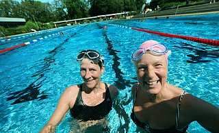 Katrin Scheibe (l.) und Heike Hanneforth genießen den Besuch im Nordbad. Sie machen mit der Ü-50-Schwimmgruppe beim Stadtschwimmen mit und wollen für den Wettbewerb, der noch bis 31. August läuft, fleißig Bahnen ziehen. - Andreas Frücht