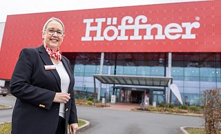 Simone Ortwein leitet die Paderborner Höffner-Filiale. - Niklas Tüns