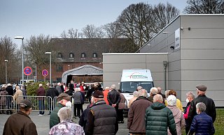 Riesen-Ansturm auf das Impfzentrum. Zu Beginn und besonders bei Sonderaktionen ohne Termin gab es immer wieder lange Warteschlangen an der Marienfelder Straße. - Andreas Frücht