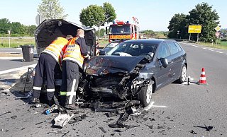 Eine Frau aus Höxter befuhr die Bundesstraße und wollte in Richtung Steinheim abbiegen. Dabei übersah sie den Mercedes eines jungen Mannes. - David Schellenberg