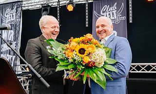 Beste Stimmung bei der Abschiedsparty auf Pollhans: Der scheidende Bürgermeister Hubert Erichlandwehr (r.) übergibt nun an seinen Nachfolger: Olaf Junker. - BESIM MAZHIQI