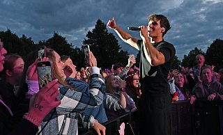 Wincent Weiss geht auf Tuchfühlung mit dem Publikum. - Waltraut Leskovsek