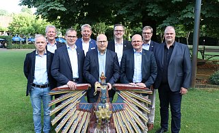 Die Spitze des PBSV: Rüdiger Uhle (v.l.), Peter Disselnmeyer, Schützenkönig Ralf Brinkmann, Jürgen Lutter, Frank Langenhorst, Thomas Spieker, Bernd Zengerling und Christian Lüke. - Birger Berbüsse