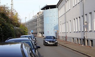 Die Straße "Am Bahndamm", die zwischen Bahngelände einerseits und Marta-Parkhaus und AWO-Berufskolleg andererseits entlang führt, kommt für Tempo 30 in Frage. - Frank-Michael Kiel-Steinkamp