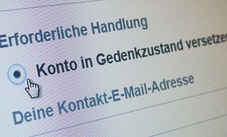 Was soll mit dem digitalen Nachlass geschehen? Schon zu Lebzeiten können Vertrauenspersonen bestimmt werden, die Online-Profile eines Verstorbenen in den Gedenkstatus versetzen. - Andrea Warnecke/dpa-tmn
