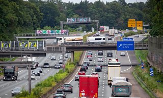 Derzeit sind viele Autobahnen richtig voll, warnt der ADAC. (Archivbild) - Thomas Banneyer/dpa