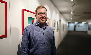 Henrik Franke ist in Hiddenhausen ein bekanntes Gesicht. Neben der Politik spielt er Fußball und tritt beim Kabarett auf. - Ilja Regier