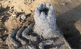Dieses Modell der Sparrenburg liegt vor Bali im Meer und soll Fischen und Korallen eine besiedelbare Umgebung bieten. - NW