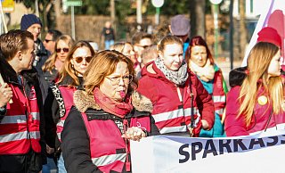 Schon Anfang März hatten die Sparkassen-Mitarbeiterinnen und Mitarbeiter in Herford gestreikt. - Daniel Salmon Schon Anfang März hatten die Sparkassen-Mitarbeiterinnen und Mitarbeiter in Herford gestreikt. - Daniel Salmon