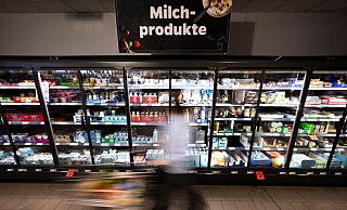 Im Geldbeutel bleibet mehr drin: Butter und Milch sind günstiger zu haben. (Archivbild) - Philip Dulian/dpa